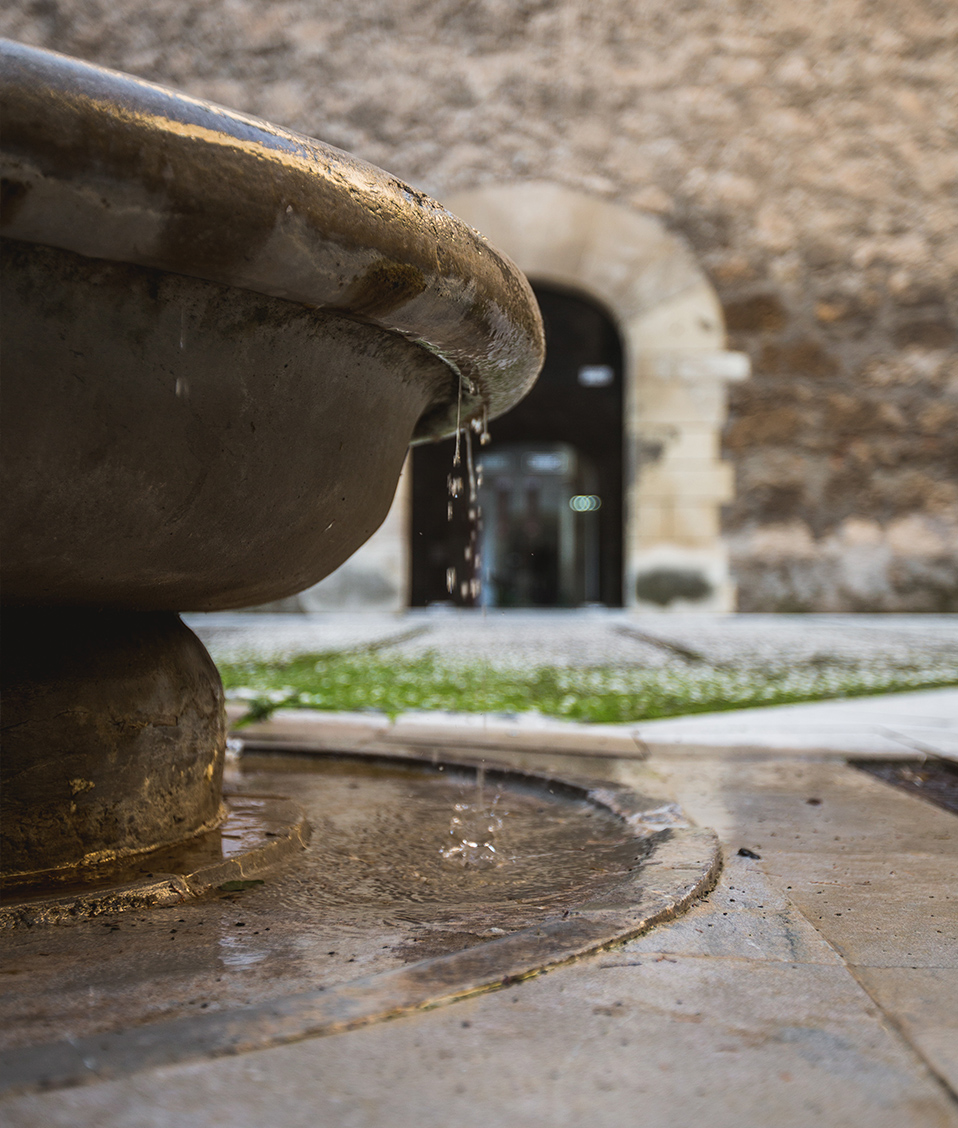 Fuente con agua cayendo