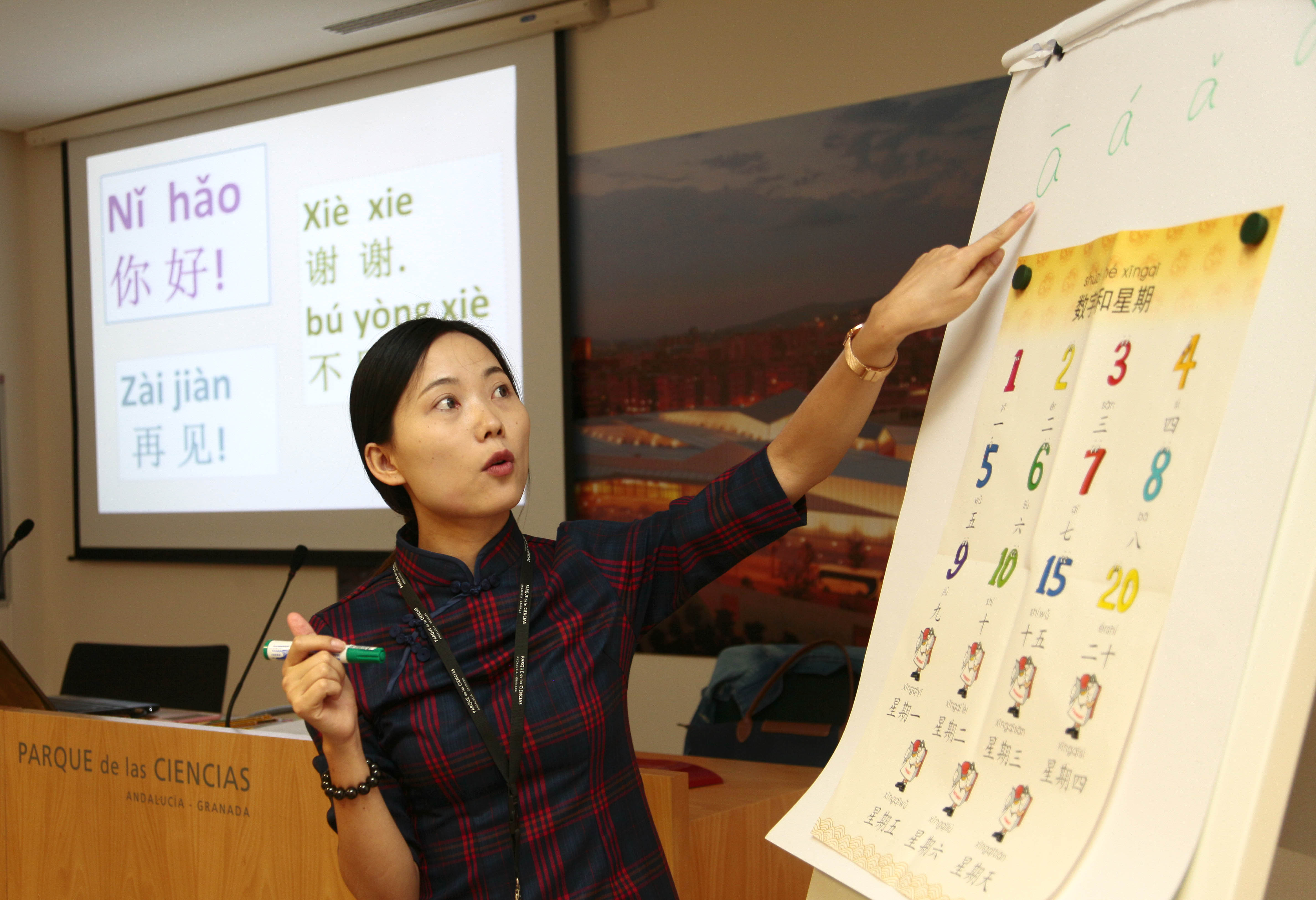 una profesora dando clases de chino