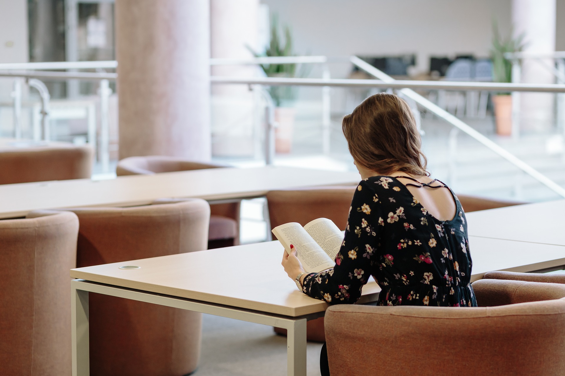 estudiante con libro