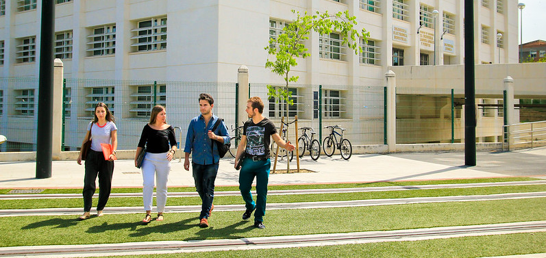estudiantes andando exterior facultad